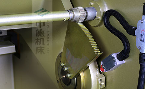 ZDS-450采用高精度刀片間隙調節齒輪，經過淬火高硬度又耐磨，表面鍍鋅不生銹，長年累月使用依然有很高的調節精度.jpg