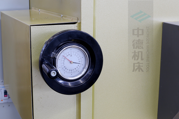 ZDG-640刀片間隙調節裝置，設置在機架前面，并有刻度顯示，調節方便.jpg