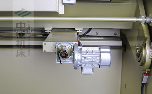 ZDS-840剪板機后檔料結構，平行度高，并采用國內(nèi)一流品牌軸承，耐磨抗壓壽命長.jpg