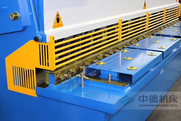 ZDS-1632剪板機進料口，安全防護，進料無阻，又能直接觀看到燈光對線的剪切位置.jpg