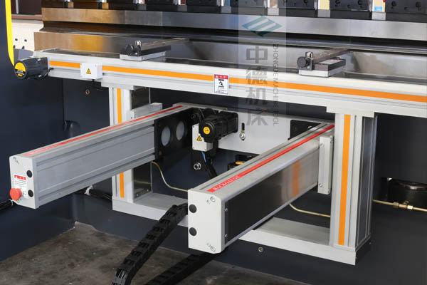 ZDPE10025-4+1軸全封套加強型鋁合金后檔料系統(tǒng)，內有成套滾珠絲桿和直線導軌，精度高速度快噪音低.jpg